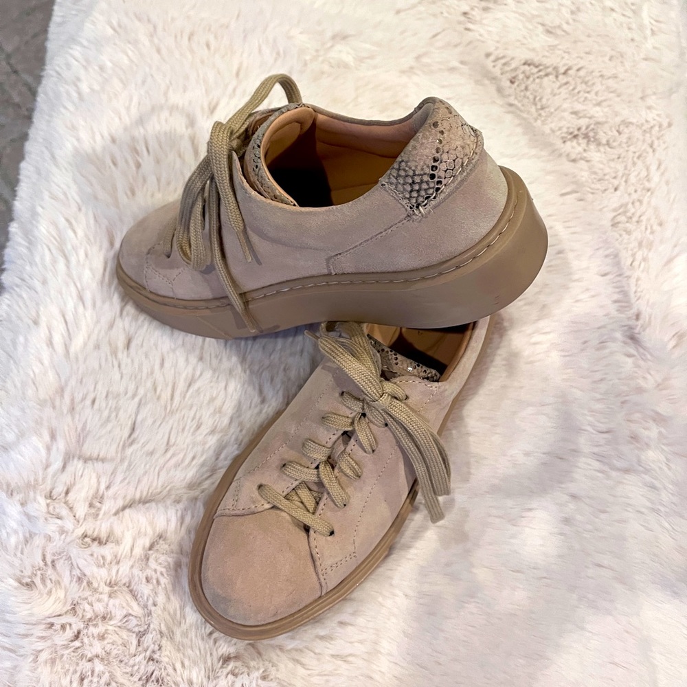 Clarks Suede Sneakers size 9 worn twice🌺